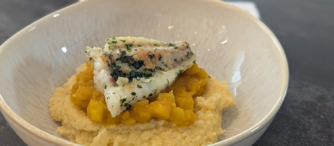 Zarter Seeteufel auf cremiger Polenta mit Curry-Kürbis