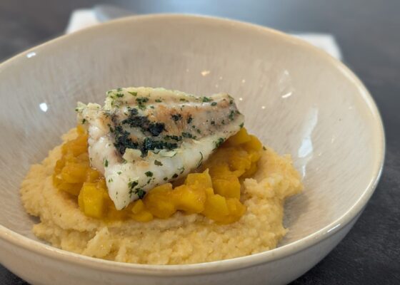 Zarter Seeteufel auf cremiger Polenta mit Curry-Kürbis