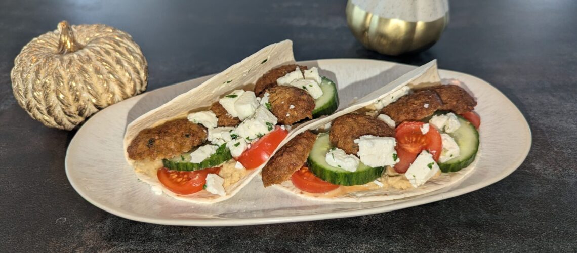 Gefalteter Mini-Wrap mit Hummus & Falafel