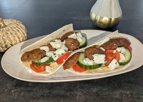 Gefalteter Mini-Wrap mit Hummus & Falafel