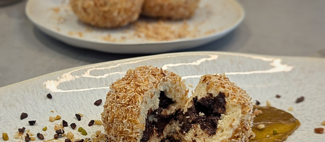Dubai Quarkknödel mit flüssigem Schokokern & knusprigem Kadayif auf Pistaziencreme