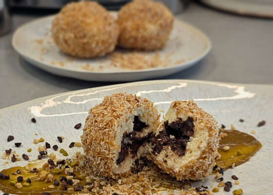 Dubai Quarkknödel mit flüssigem Schokokern & knusprigem Kadayif auf Pistaziencreme