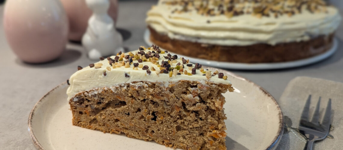 Saftiger Carrot Cake mit leichter Cheesecake-Creme