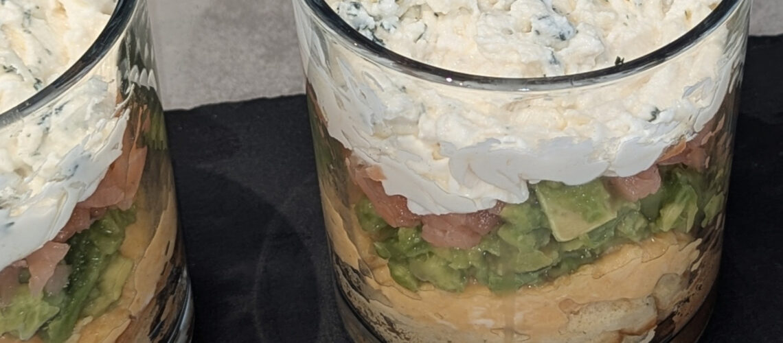 Lachs-Avocado Tower mit Quark-Dill Pancakes & Ricotta-Kren