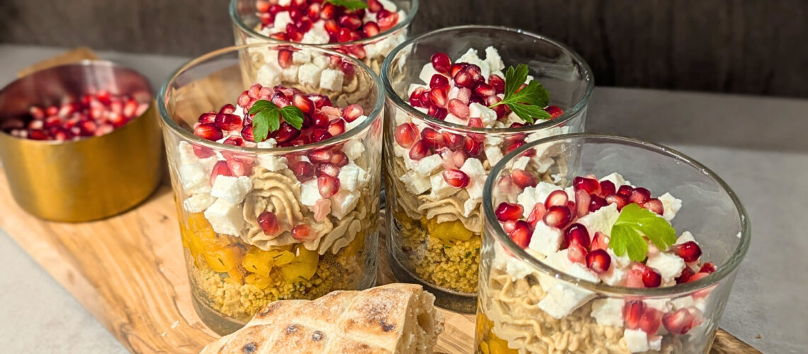 Orientalische Bowl im Glas – mit Kürbis, Couscous & Hummus