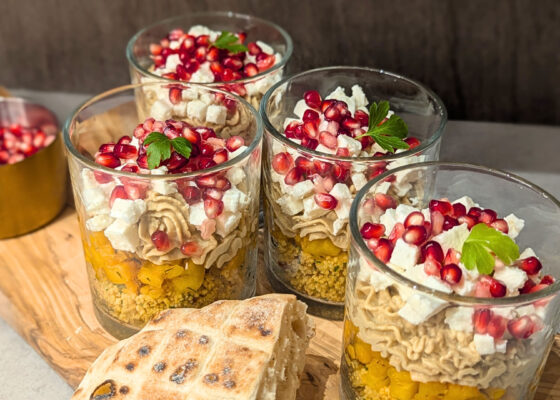 Orientalische Bowl im Glas – mit Kürbis, Couscous & Hummus