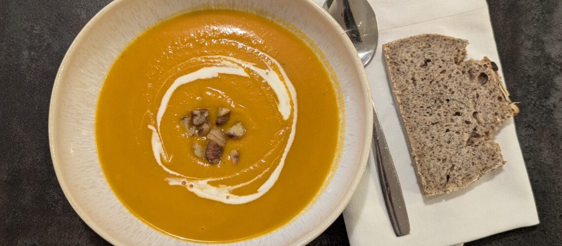 Cremige Süßkartoffel-Kokos-Suppe mit Ingwer & Maroni