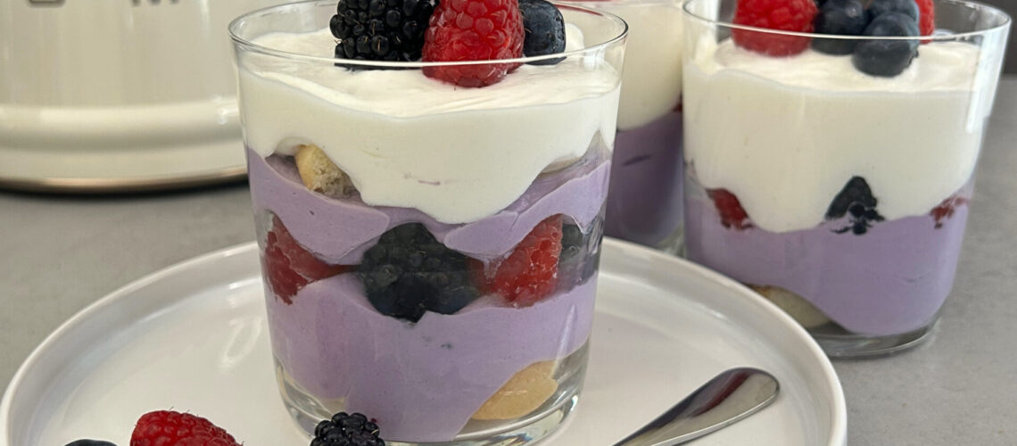 Cremiges Ube Tiramisu im Glas