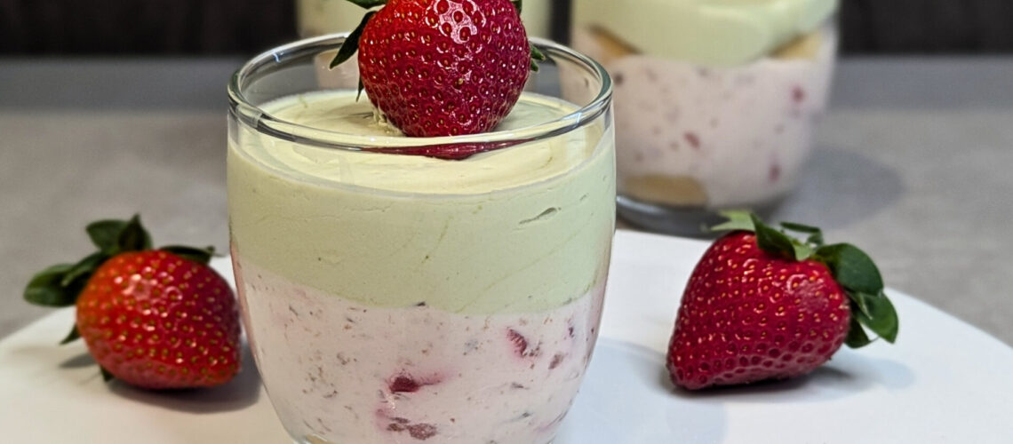 Matcha Erdbeer Tiramisu im Glas