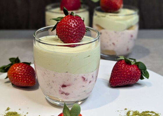 Matcha Erdbeer Tiramisu im Glas