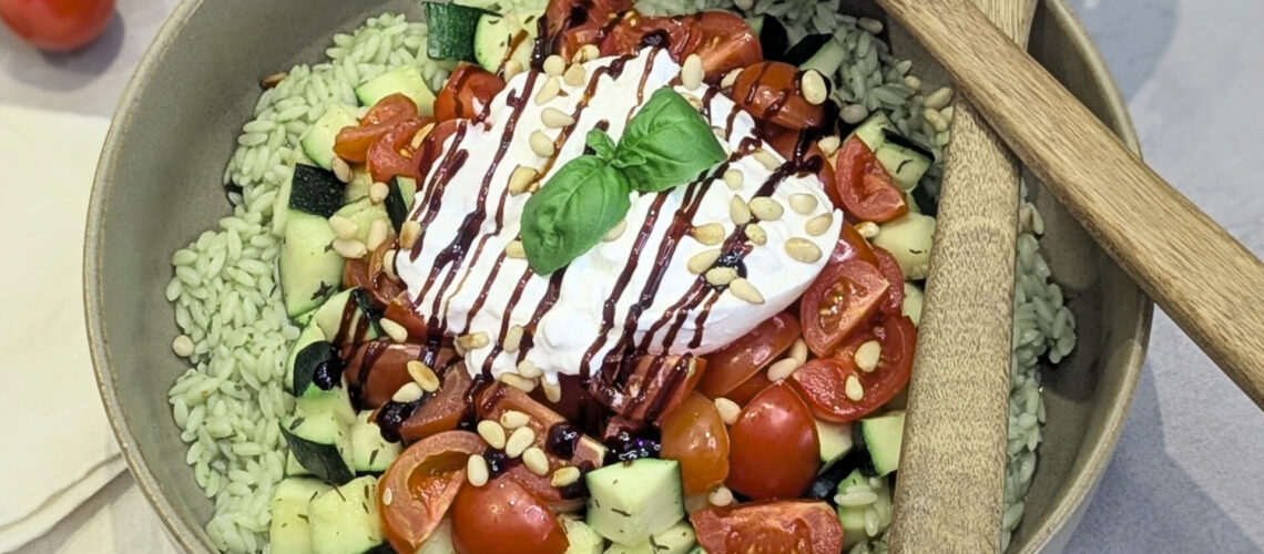 Cremiger Orzo-Salat mit Pesto & Burrata