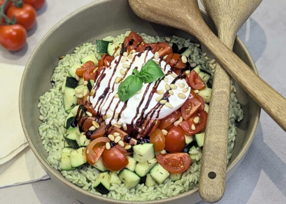 Cremiger Orzo-Salat mit Pesto & Burrata