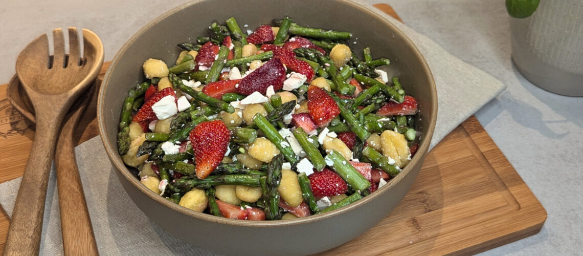 Spargelsalat mit Erdbeeren, Gnocchi & Schafkäse-Dressing