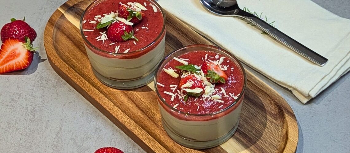 White Chocolate Matcha Mousse mit Erdbeeren