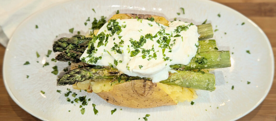 Crispy Parmesan-Spargel auf smashed Ofenkartoffel mit Burrata