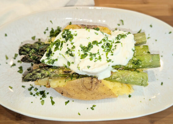 Crispy Parmesan-Spargel auf smashed Ofenkartoffel mit Burrata
