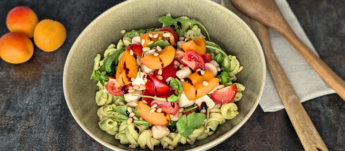 Cremiger Avocado-Pasta-Salat mit Marillen & Mozzarella