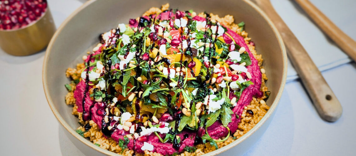 Orientalischer Bulgur-Salat mit Rote-Beete-Hummus & Ofengemüse