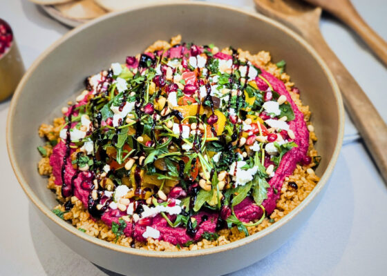 Orientalischer Bulgur-Salat mit Rote-Beete-Hummus & Ofengemüse