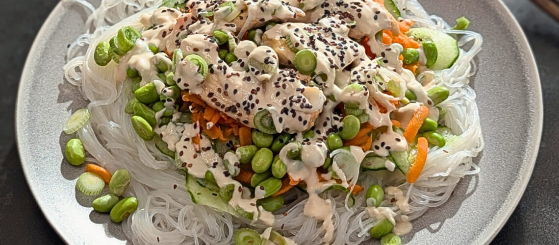 Glasnudelsalat mit Huhn, Edamame & Sesam