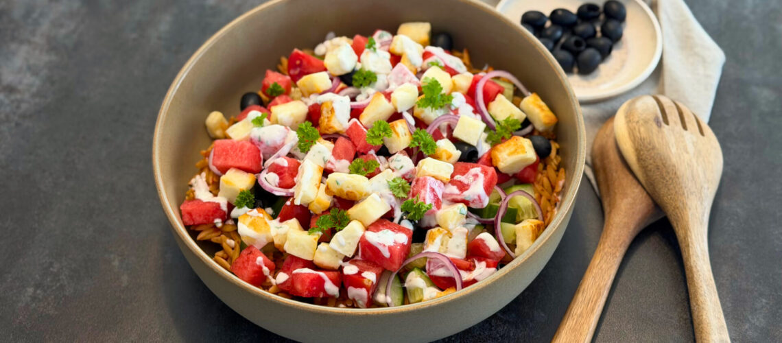 Griechischer Kritharaki (Orzo)-Salat mit Wassermelone und Halloumi