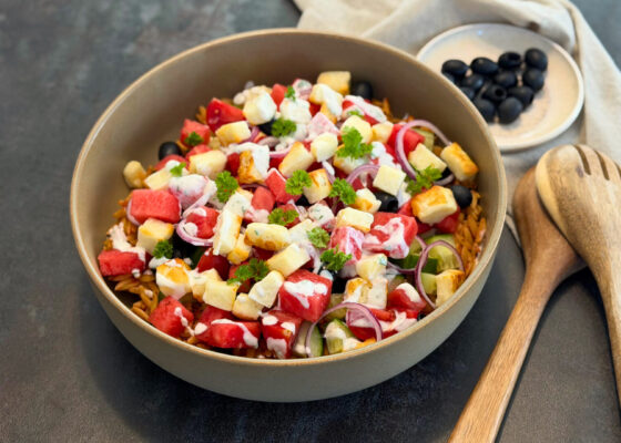 Griechischer Kritharaki (Orzo)-Salat mit Wassermelone und Halloumi