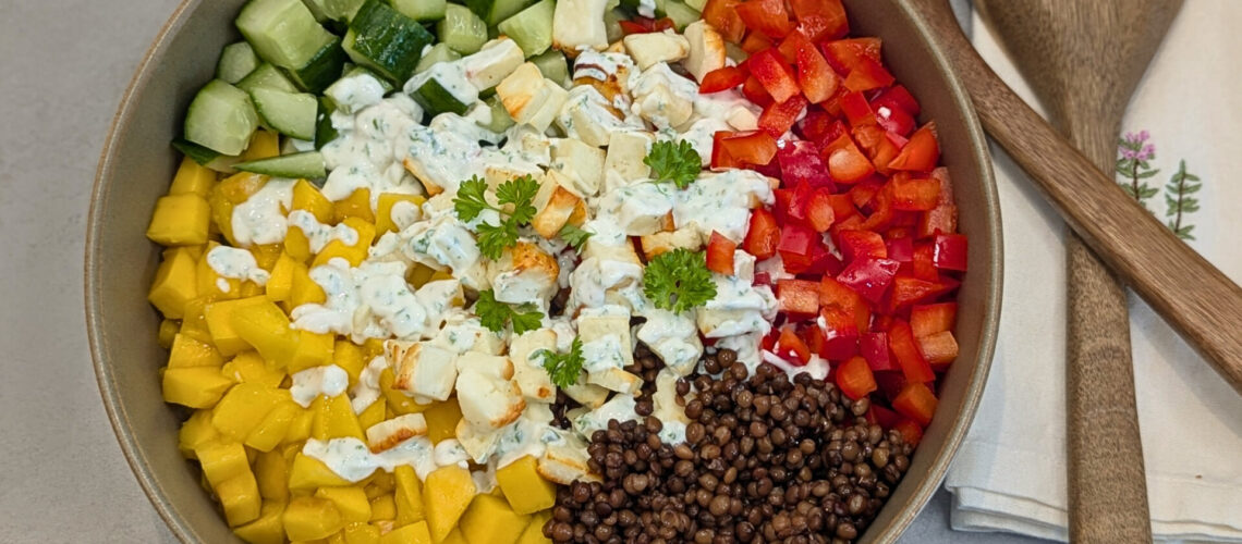 Linsensalat mit Mango, Halloumi & Joghurt-Dressing