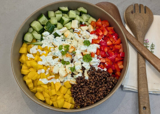 Linsensalat mit Mango, Halloumi & Joghurt-Dressing