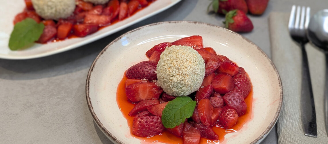 Matcha-Quarkknödel mit warmen Erdbeeren & Butterbröseln
