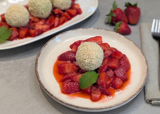 Matcha-Quarkknödel mit warmen Erdbeeren & Butterbröseln