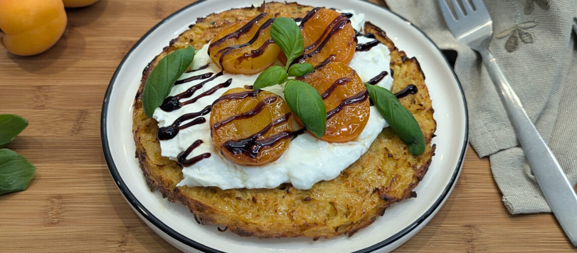 Crispy Kartoffelcake mit Burrata & gerösteten Aprikosen