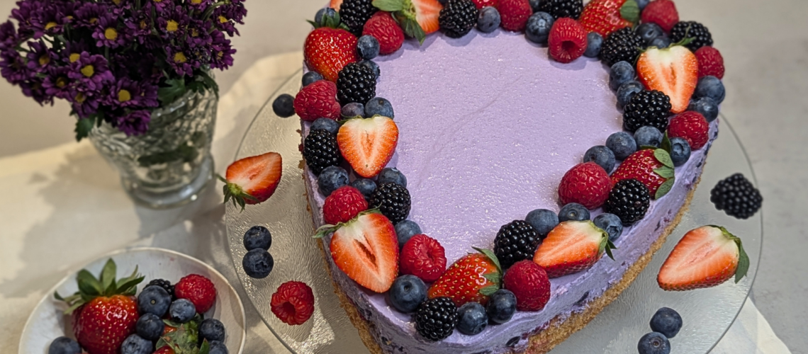 Ube Cheesecake Torte mit Beeren