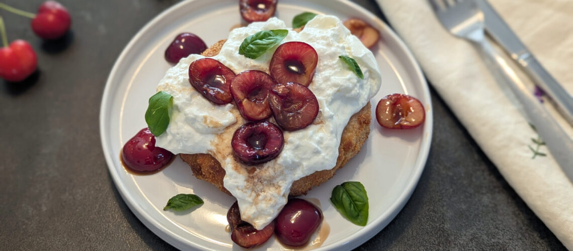 Crispy Risotto-Taler mit Burrata & Balsamico-Kirschen