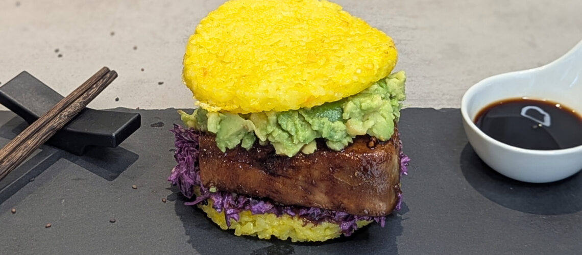 Crispy Safran-Thunfisch-Burger mit Avocado-Creme & Spicy Rotkohl-Slaw