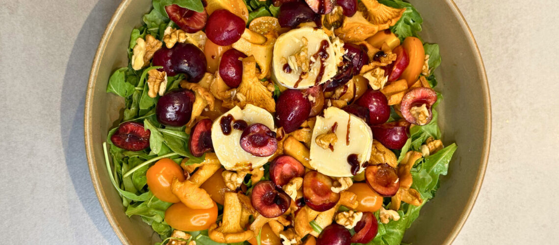 Pfifferling-Kirsch-Salat mit gratiniertem Ziegenkäse