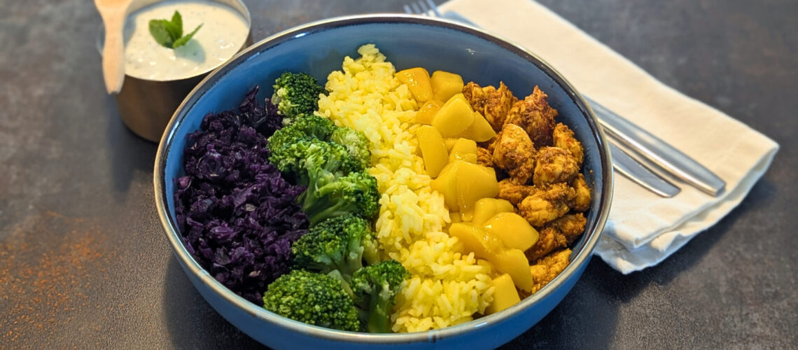🌈 Rainbow Chicken Tikka Bowl mit Safranreis, Mango, Brokkoli & Rotkohl
