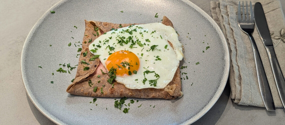 Schinken-Käse-Galette mit Spiegelei