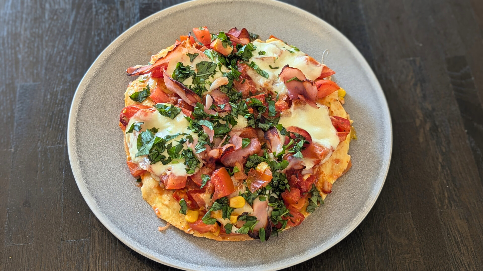 Airfryer-Tortilla mit Tomaten, Mozzarella & Schinken