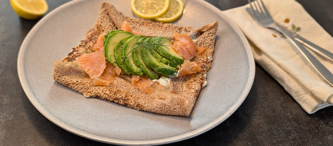 Galette Nordique mit Räucherlachs, Avocado & Kräuterfrischkäse