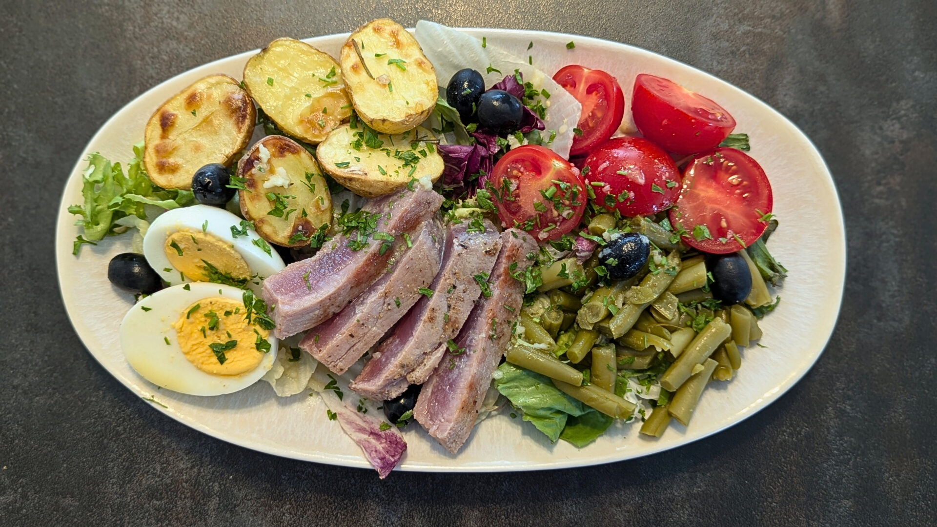 Salade Niçoise mit frischem Thunfisch