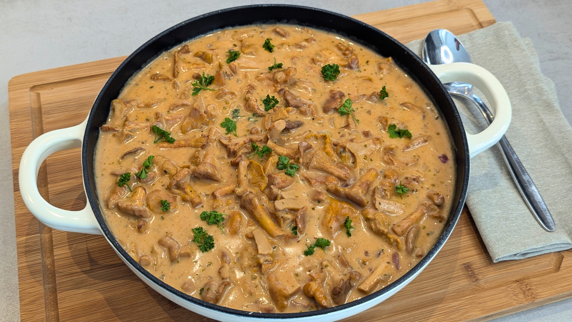 Cremiges Pfifferlingsgulasch (Österreichisches Eierschwammerlgulasch)