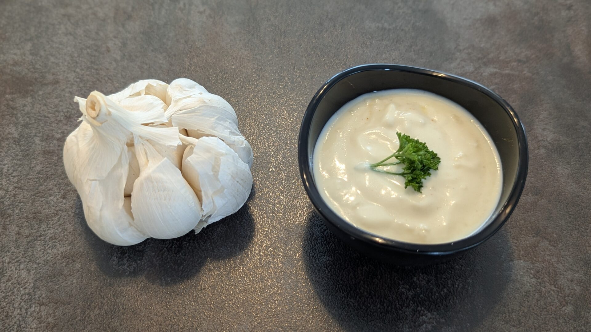 Leichte Knoblauch-Aioli mit griechischem Joghurt