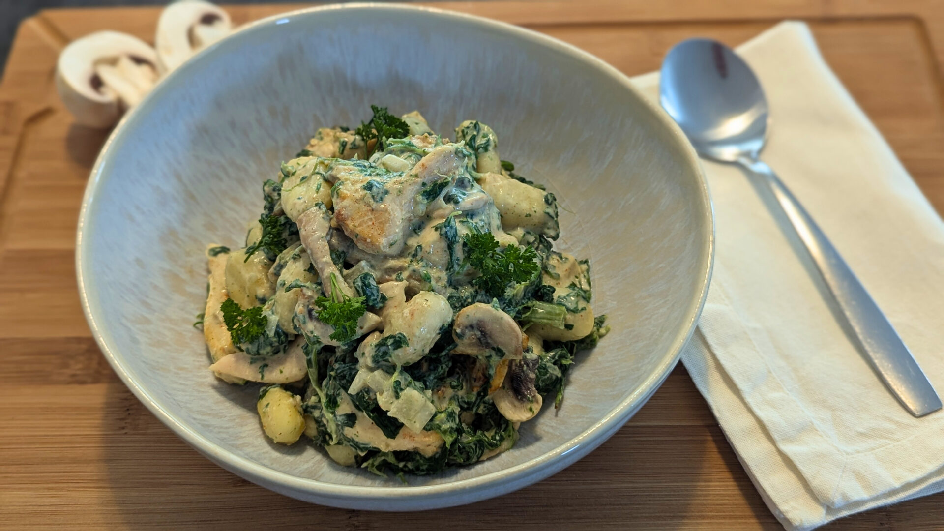 Airfryer-Hähnchen mit Spinat, Champignons & Gnocchi