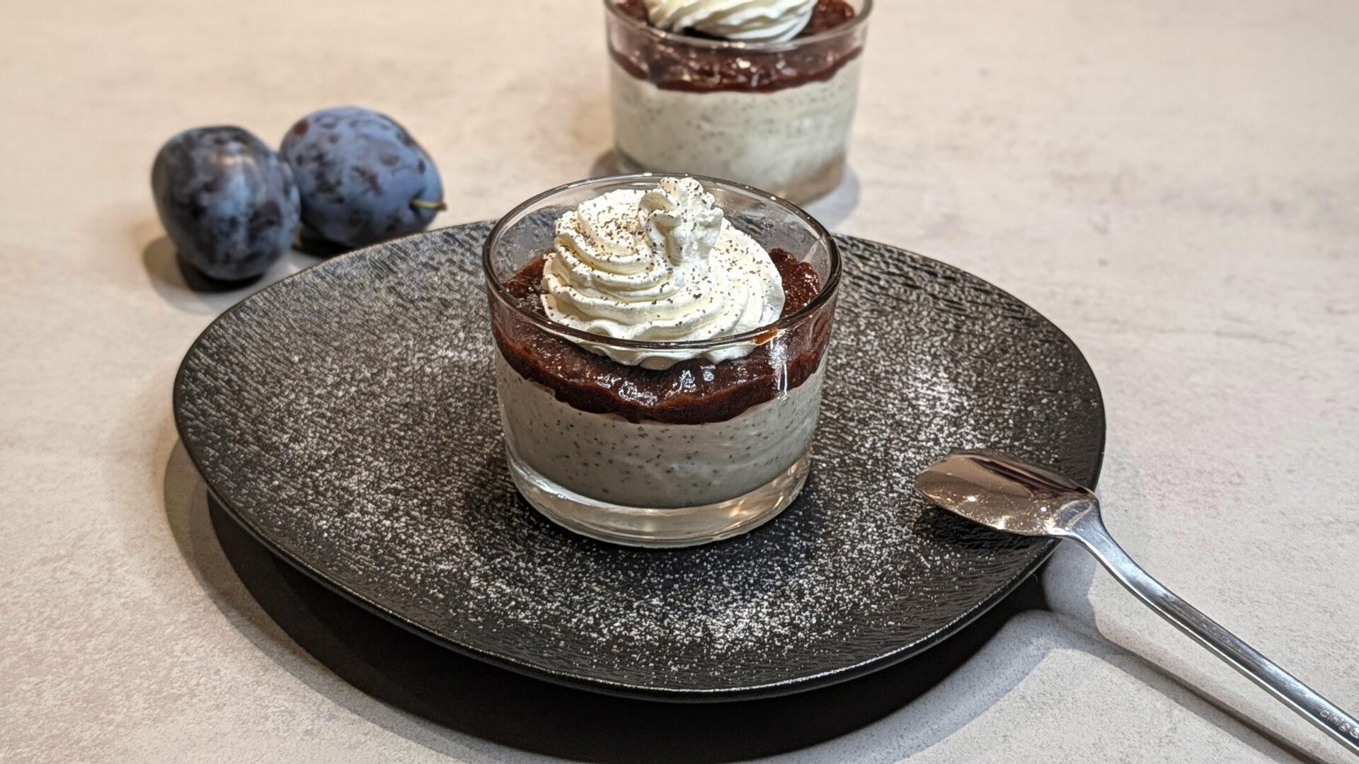 Germknödel-Eis mit Pflaumenmus & Mohn