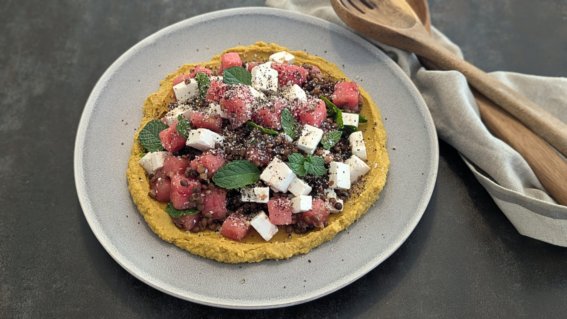 Linsen-Wassermelonen-Salat mit Curry-Mango-Hummus, Feta & Mohnbröseln