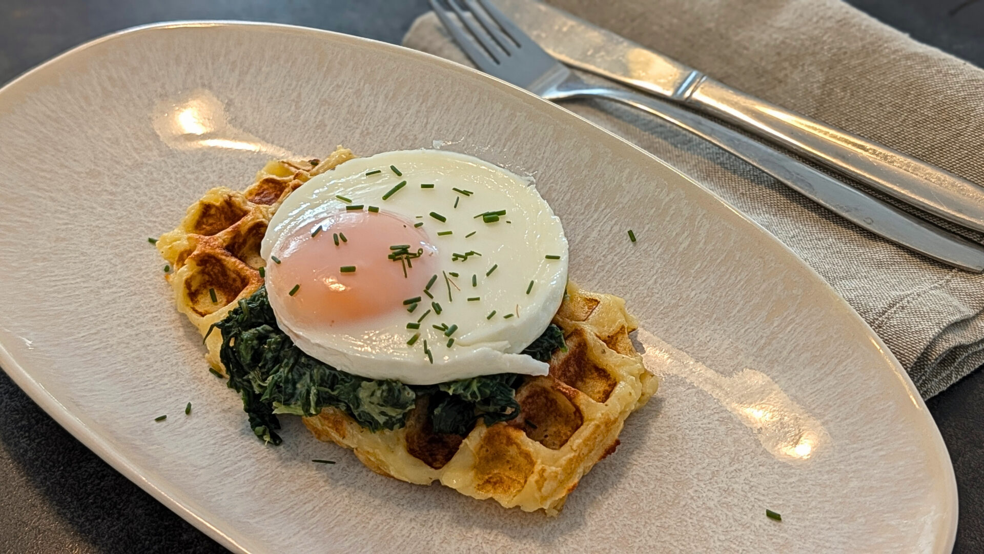 Kartoffelwaffeln mit Blattspinat & pochiertem Ei