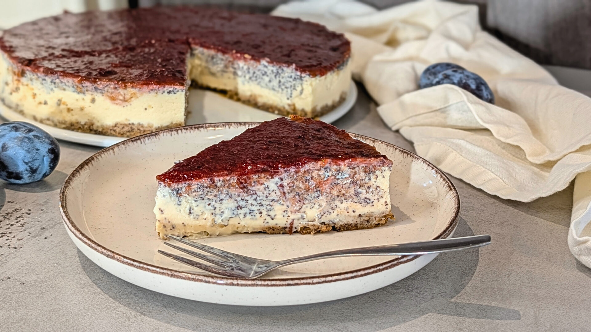 Mohn-Cheesecake mit Pflaumentopping