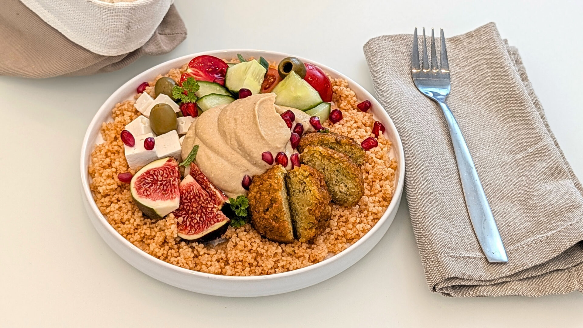 Orientalische Falafel-Couscous-Bowl mit Hummus, Feige & Granatapfel