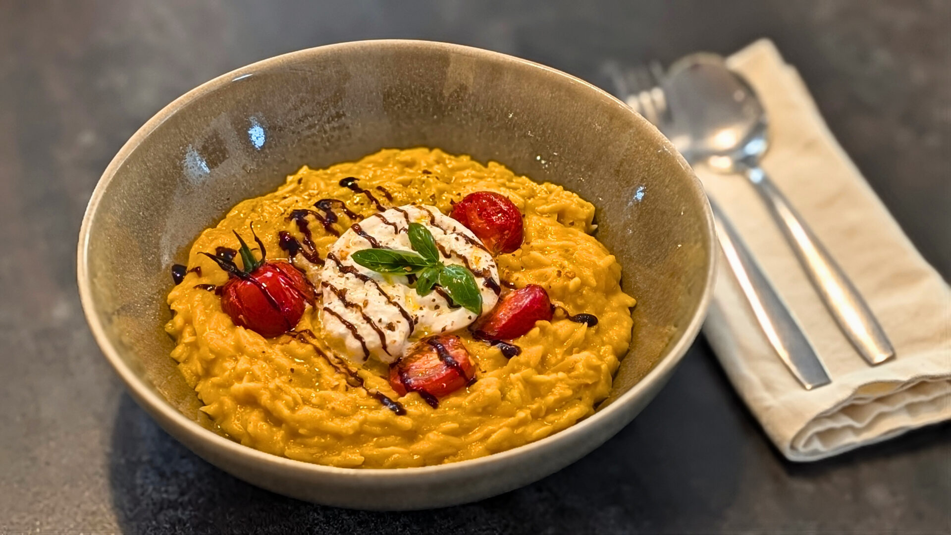 Cremiges Kürbis-Orzo mit Rosmarin-Ofentomaten & Burrata