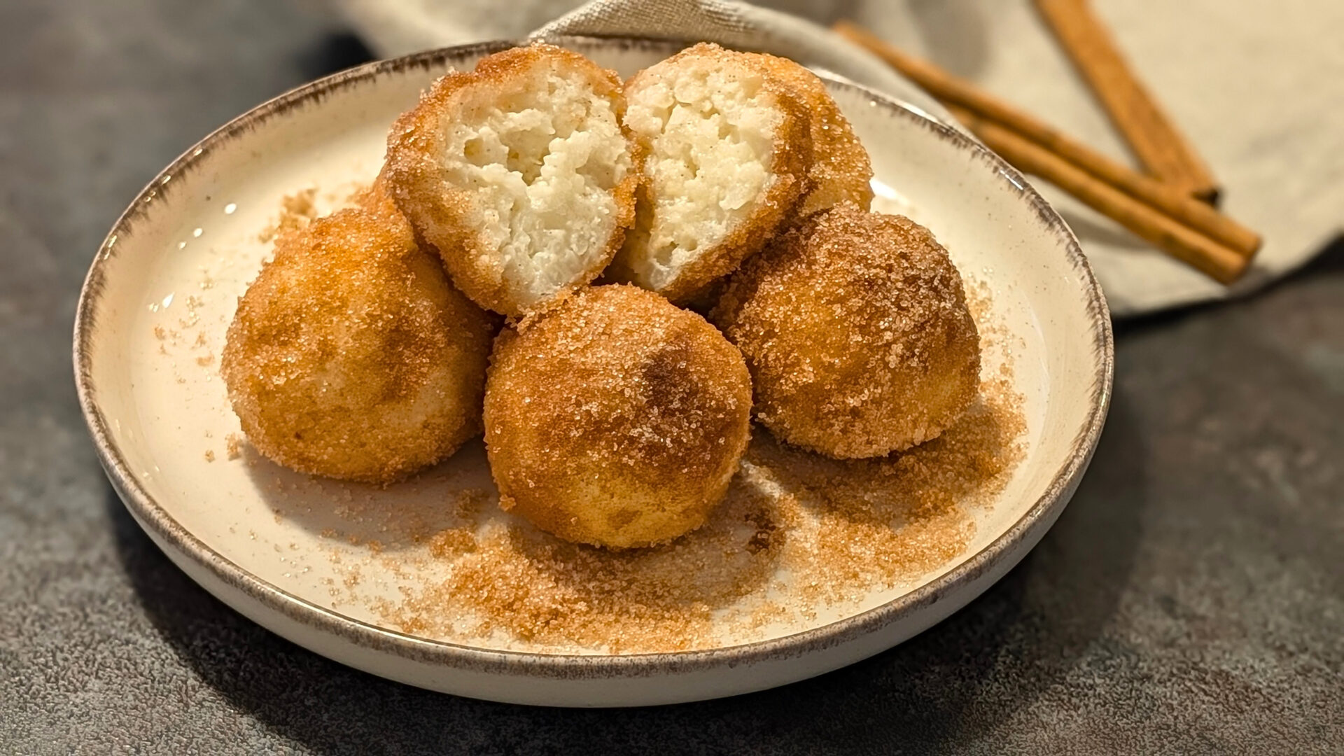 Milchreisbällchen mit Zimt-Zucker